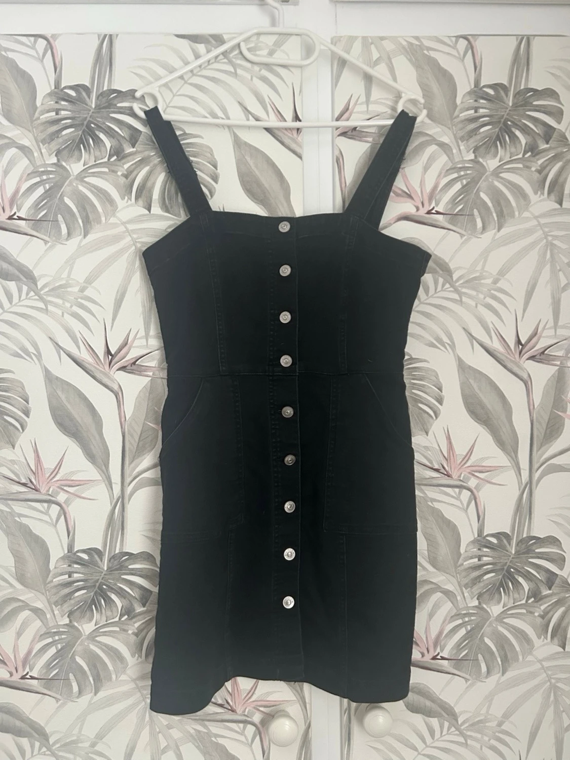 Svart kort jeansklänning med knappar