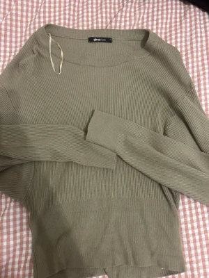 Beige ribbad tröja Gina Tricot - Säljer en beige ribbad tröja från Gina Tricot. Tröjan har lång ärm, rund halsringning och är tillverkad i mjukt stickat material. Perfekt för lager på lager och enkel att styla till olika outfits.