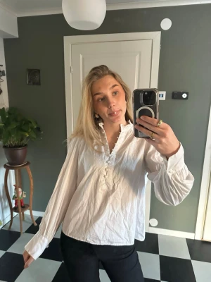 Vit blus - Vit fin blus från H&M som tyvärr inte kommer till användning längre!🤍 behöver strykas🤗