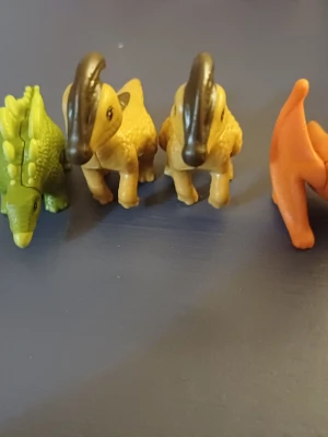 Dinosaurier - Kinderägg lleksaksdinosaurier i olika färger och former.