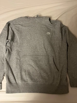 Nike Hoodie M - En grå Nike hoodie M. Aldrig använd och riktigt snygg som passar perfekt till vanliga skoldagar.