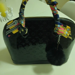 Svart väska - Svart mycket snygg väska i nyskick!