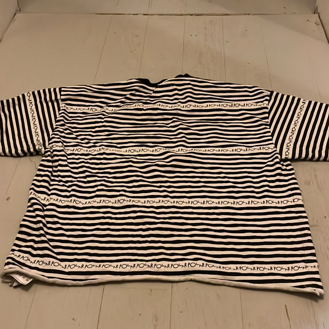 Randig svartvit t-shirt från POLAR - 2