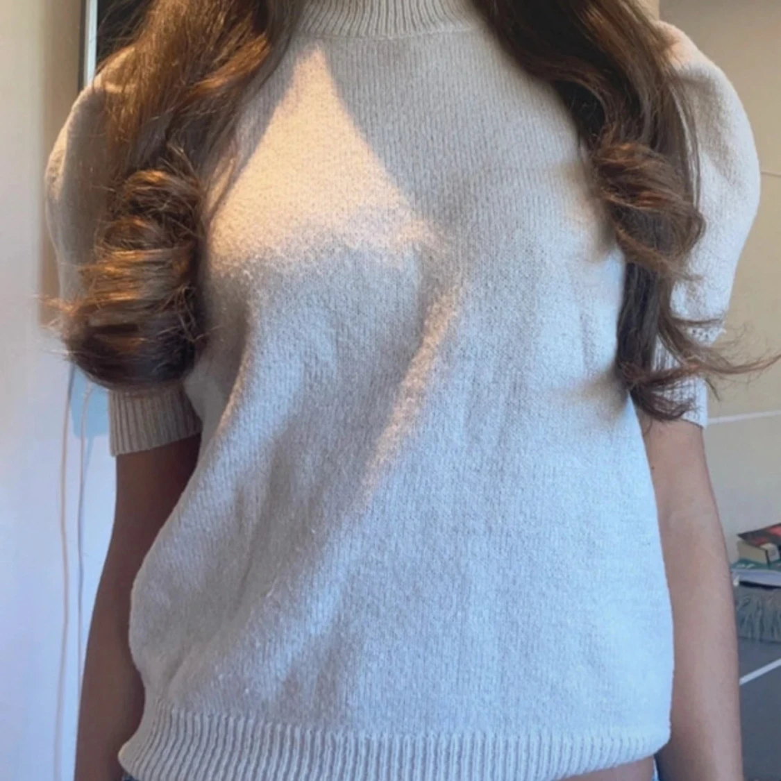 Beige stickad kortärmad tröja