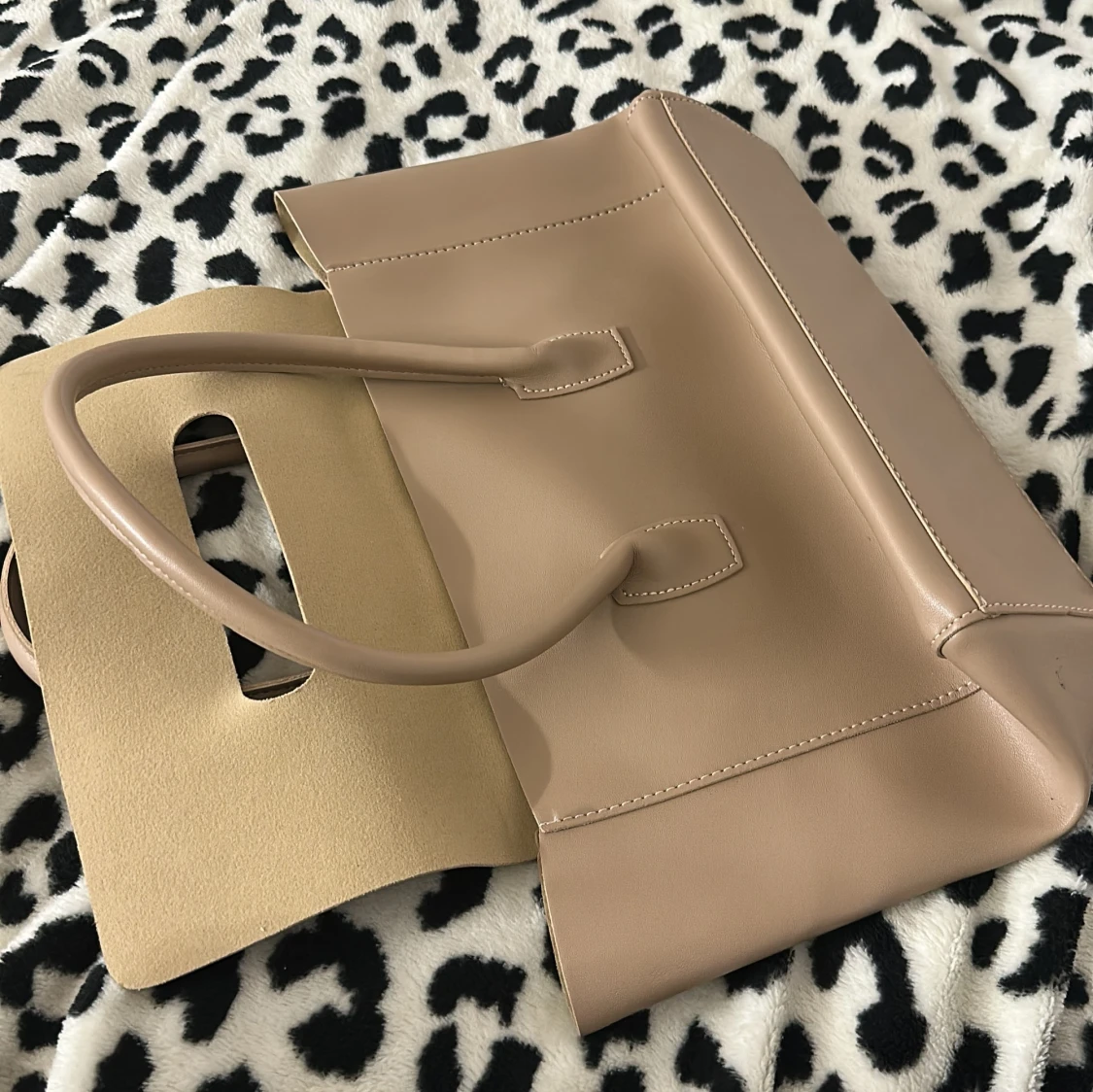 Beige handväska i skinn med stilren design - 1