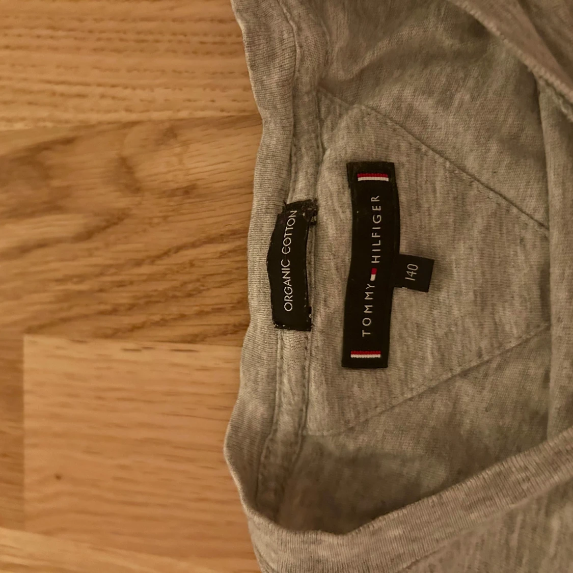 Grå långärmad tröja från Tommy Hilfiger - 2