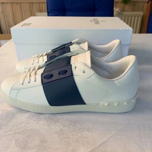 Valentino open - Storlek 43 skickar samma dag 