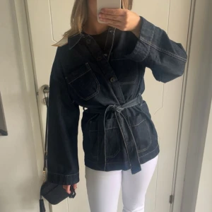 Jeansjacka med knyte - Superfin mörkblå jeansjacka med knyte💕💕