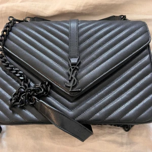 Svart quiltad axelväska  - Säljer en svart väska i skinn ska det vara enligt säljaren 