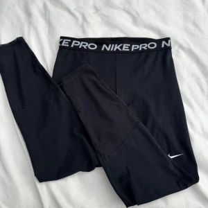 Nike Pro träningsbyxor  - Svarta Nike pro träningstights i storlek M. Använda men gott skick inga defekter som jag hittat. Fraktar inom 24h!