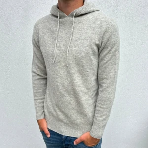 Kashmir/Merino hoodie - Ljusgrå Kashmir/Merino hoodie | Storlek XS | Modellen som är 173 lång | Endast använd 1 gång, skick 10/10 | Hör av dig vid frågor🌟