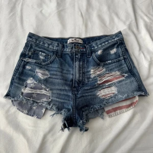 Jeansshorts från Hollister - Jeansshorts från Hollister i storlek W27. Coola detaljer både fram och bak. Fraktar inom 24h!