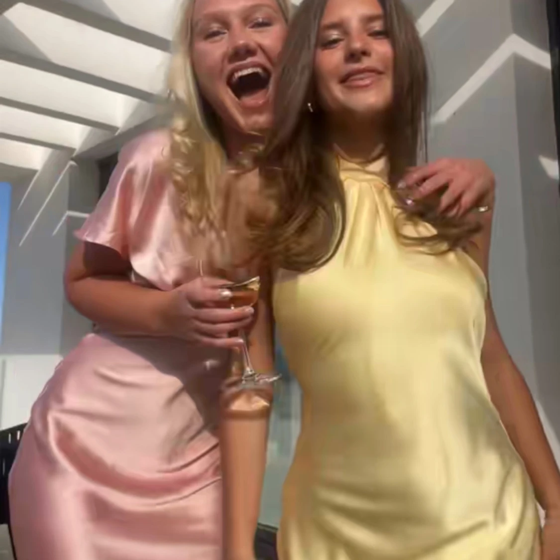 Ljusgul långklänning med hög hals - 3