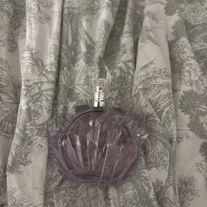 Ariana Grande parfym 100 ml - Orginalpris: runt 800kr!!!                        Snygg parfym från Ariana Grande i en unik kristallin flaska. Volym: 100 ml. Perfekt för dig som vill sticka ut och addera lite popstjärne-glam till din vardag. Made in USA.