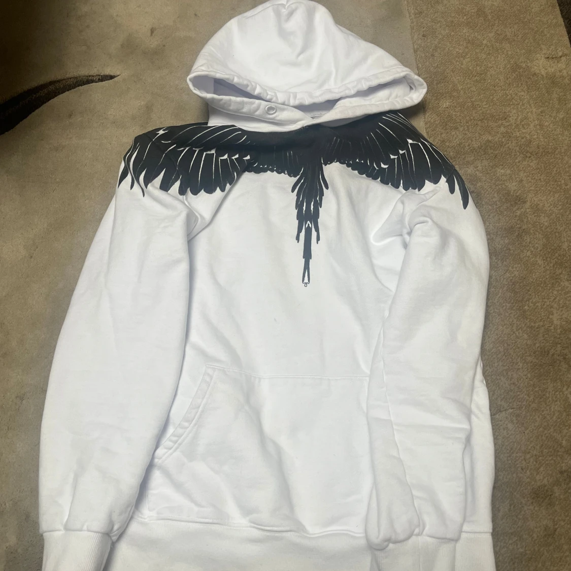 Vit hoodie Marcelo Burlon med svarta vingar