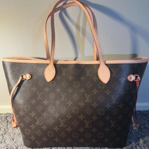 Louis Vuitton Neverfull MM - äkta, kvitto, box, butikspåse, dustbag ingår  - Ikoniska Louis Vuitton Neverfull MM i klassisk Monogram Canvas med detaljer i vachettaläder. Justerbara sidoremmar och bekväma axelremmar.  Detaljer: 	•	Mått: ca 31 x 28 x 14 cm 	•	Avtagbar innerpouch med dragkedja 	•	Guldtonade metalldetaljer 	•	Foder i textil