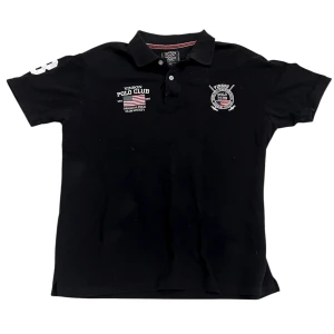 Svart pikétröja Vinson Polo Club - Svart piké T-shirt från Vinson Polo Club, är storlek L men passar M! Hör av er vid intresse!