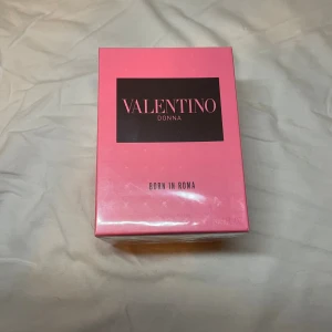 Valentino Donna Born In Roma - Helt ny 100ml parfym, pris kan diskuteras vid snabb affär.  Säljer bort en del av min parfym kollektion så det finns lite fler parfymer under min profil, paketpris går också och fixa.    ÄKvitto finns!