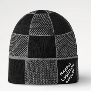 Louis Vuitton mössa/beanie - Snygg mössa från Louis Vuitton med rutigt mönster i svart och grått. Stickad design med uppvikt kant och broderad text Perfekt för dig som vill ha en cool och exklusiv look under kalla dagar. Pris kan diskuteras så tveka inte på att höra av er 