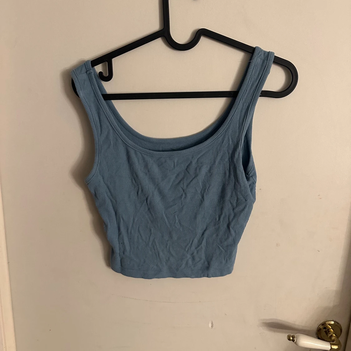 Blå ribbad croppad linnetopp