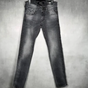 Replay grå jeans med tvättad look - Snygga grå jeans från Replay )Storlek 31/32 