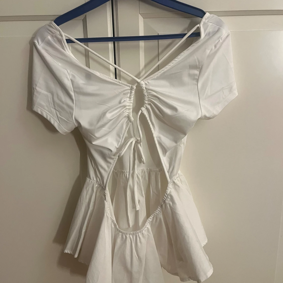 Vit peplumtop med volang och knyt baktill - 1