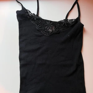 Vintage Only linne - Säljer en söt vintage only linne i storlek S❤️. Ställ gärna frågor