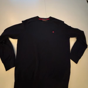 Mörkblå stickad tröja från Morris - Snygg stickad Morris tröja i 100 % merino ull. Passar storlek S. Priset kan diskuteras 