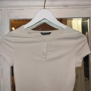 Beige topp från SHEIN - Säljer en beige topp från SHEIN med korta ärmar och rund hals. Tröjan är i storlek S och är endast testad