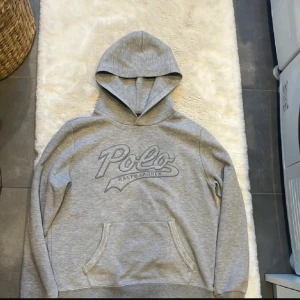 Grå hoodie från Ralph Lauren - Skit snygg grå ralph lauren hoodie. Nästan ny skick. Inga defekter. Strl xs 14-16 år. 