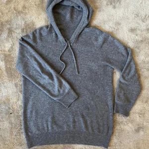 Mörkgrå merinoull tröja  - Säljer en merinoull tröja från Viellas. Väldigt skön och passar till alla olika outfit. Ordinarie pris: 1199. Perfekt för dig som gillar mjuka och sköna tröjor. Inte mycket använda.