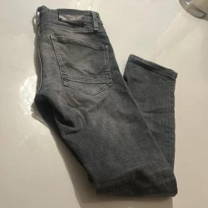 Jack and jones jeans - skick 10/10, storlek 28/30 men sitter som 30/31. Passar bra om du är mellan 170-180. Endast 249.