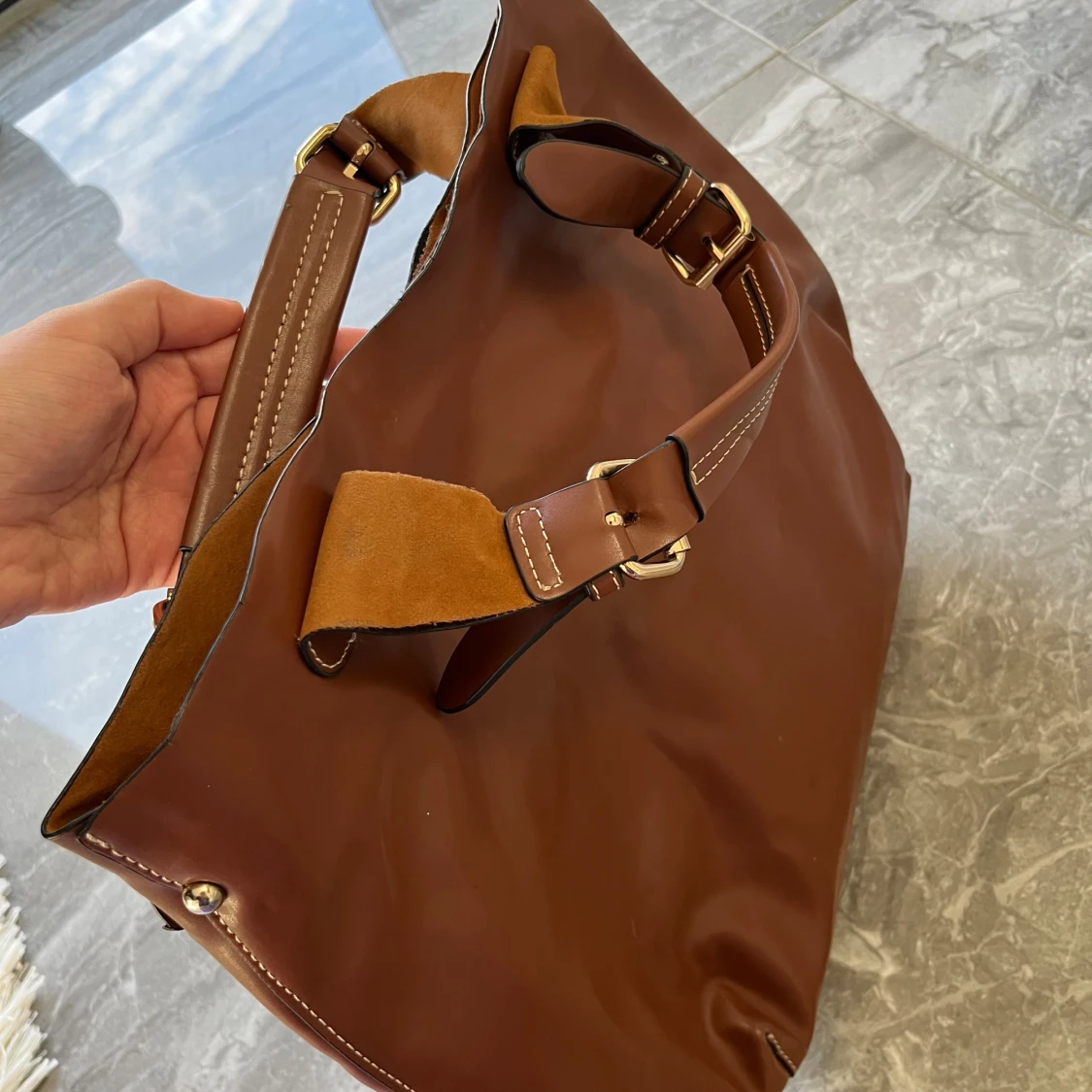 Brun axelväska i skinn med spännen - 2