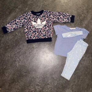 Klädpaket flicka 74 - Super fina leggings med tillhörande hårband från hm, kan finnas någon fläck som jag inte minns. En Tshirt från lupilluu och en sweatshirt från andidas. Utan hål.