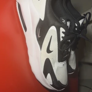 Nike Air Max svartvita sneakers - Säljer mina Nike Air Max Bolt i storlek [ 42,5]. Skorna är i fint skick och endast använda ett fåtal gånger. Bekväma, lätta och passar både till vardag och träning. Inga skador eller fläckar. 