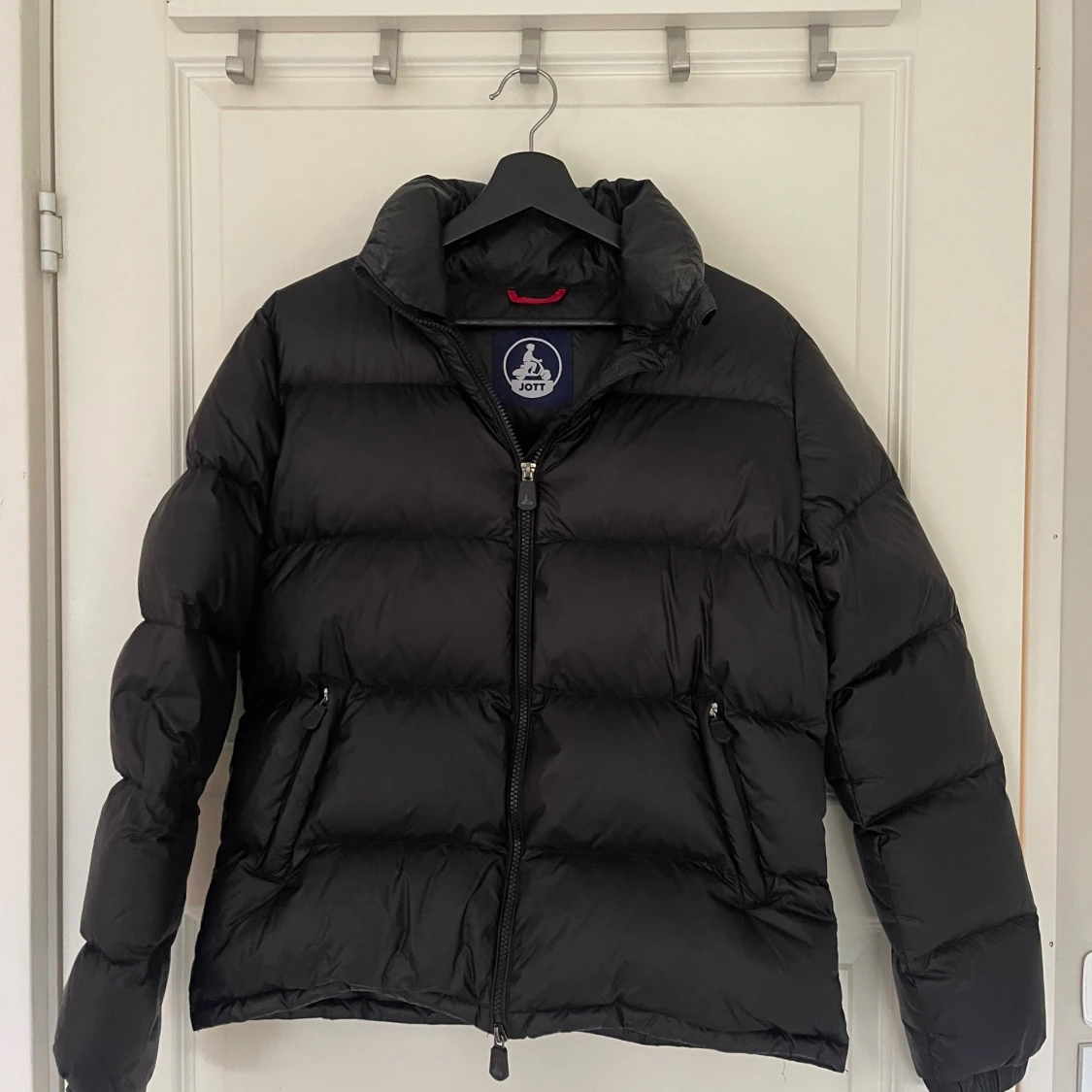 Svart pufferjacka från JOTT