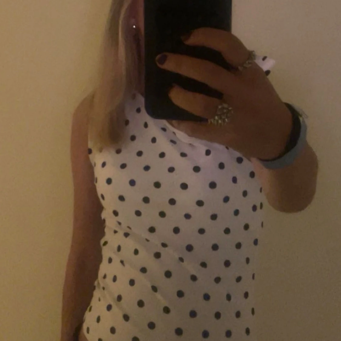 Prickig vit oneshoulder topp från Amisu - 3