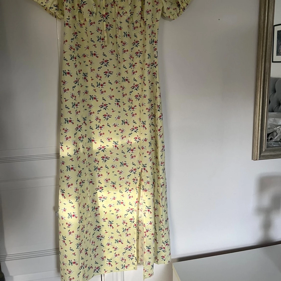 Gul blommig långklänning med snörning - 1