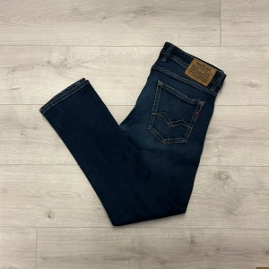 Replaygrover mörkblå jenas  - Hej! Säljer ett par fina replay Grover jeans//fint sick som ni ser på bilderna//Jensen är i W33 L32//fråga gärna!🤗