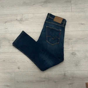 Replay Grover mörkblåa jeans  - Hej! Säljer ett par fina replay Grover jeans//fint sick som ni ser på bilderna//Jensen är i W32 L30//fråga gärna!🤗🤩