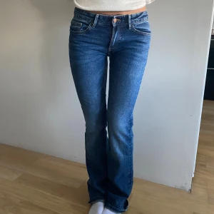 Lågmidjade jeans - Lågmidja jeans i storlek 34 från Lindex. 