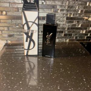 YSL MYSLF Eau de Parfum - Trendig parfym från YSL med stilren design och ikonisk logga. Perfekt för dig som vill sticka ut och visa personlighet. Snygg förpackning som passar på hyllan. Volym och ingredienser syns ej på bilden.