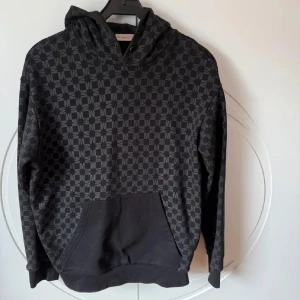 Moncler hoodie - Svart hoodie från Moncler. Perfekt för dig som gillar streetwear och vill ha något som sticker ut. Nypris är 6399kr. Priset kan diskuteras vid en snabb affär