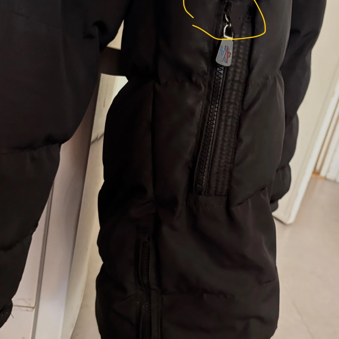 Svart Moncler dunjacka med päls - 2