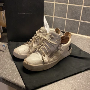 Guiseppe zanotti skor - Hej nu är de dags att sälja dessa snygga Guiseppe zanottis för ett pris på 800 kr med ny pris på ca 4000 kr. Dom säljs då det finns slitage på dom men inte så att dom inte går att andvända. Box och kvitto medföljer. Har ni frågor kom gärna dm🤩