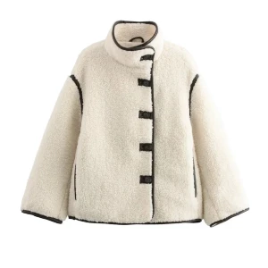 Vit teddyjacka - (Lånade bilder) köpt för 650kr. Lite tunnare än den från hm så den är perfekt till hösten och våren. Det har rivits upp i tyget som ligger mot ryggen, inget som påverkar utseendet eller känslan när man har på sig! (Se bild 3) 💓