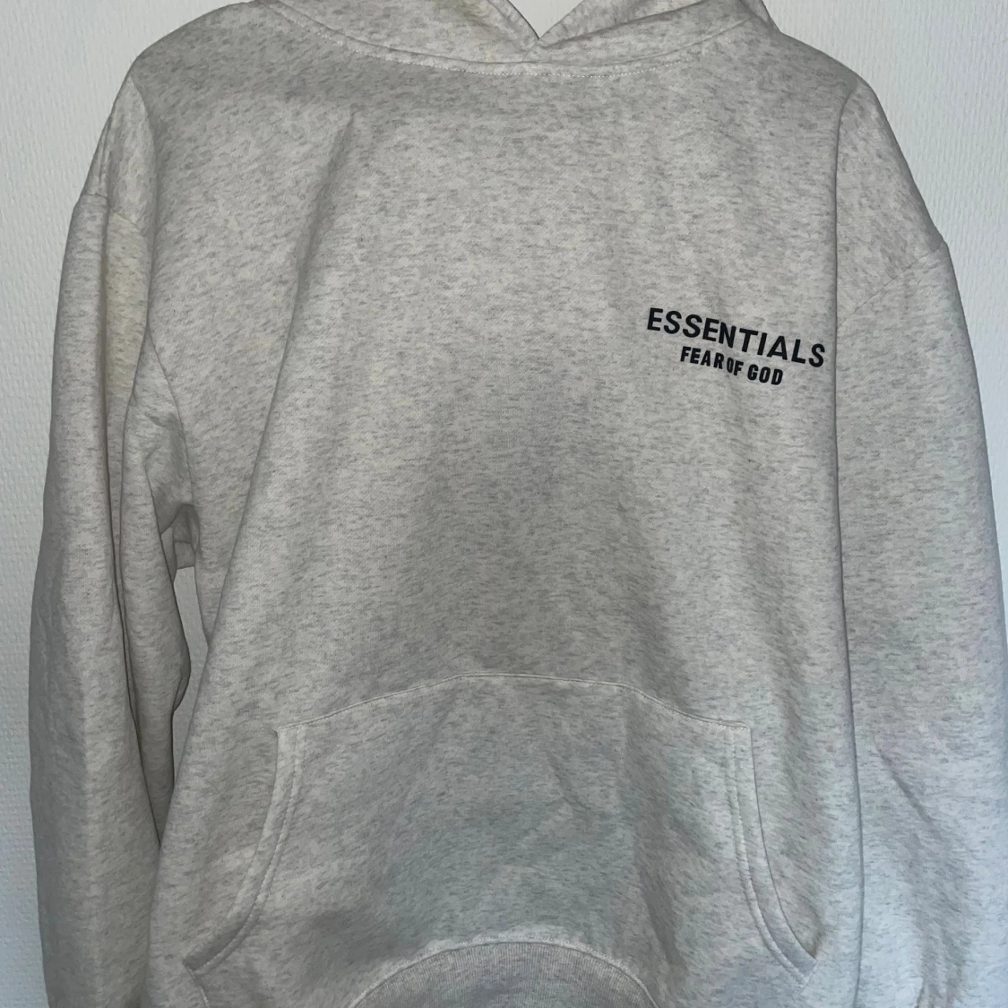 Grå Essentials Fear of God hoodie