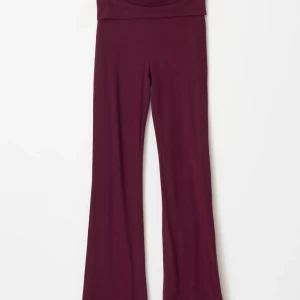 Vinröda bootcut byxor! - Snygga vinröda bootcut byxor köpta i Ullared i mjukt stretchigt material. Hög midja och utsvängda ben ger en trendig siluett. Byxorna är aldrig använda och har prislappen kvar, var på Ullared för några dagar sedan och testade aldrig byxorna och sen när jag kom hem insåg jag att det var för stora och säljer dem nu istället (porto tillkommer) 