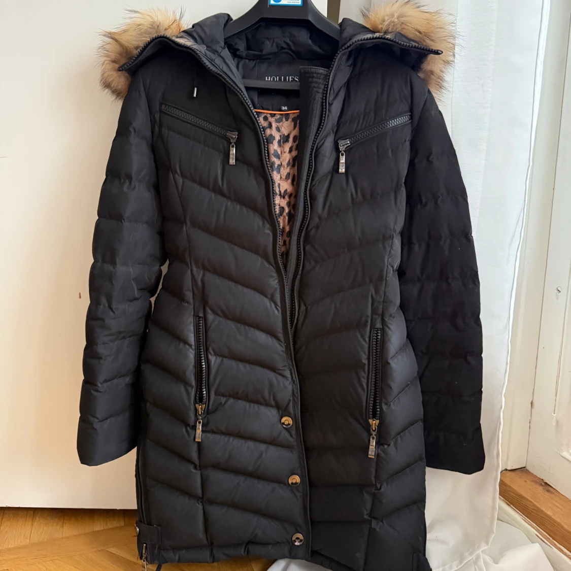 Svart dunjacka med päls från Hollies