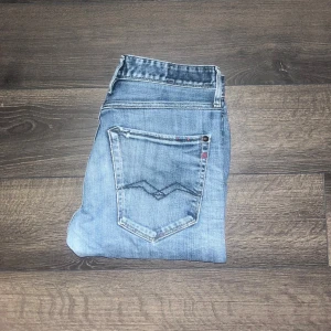 Replay jeans  - Säljer ett par Replay  jeans i ljusblå tvätt med snygga slitningar och klassiska femficksdetaljer. Midja 39cm, längd 99cm. Modell Masig. Ifall det inte finns någon bild i annonsen där jag bär plagget så är det för att jag ej kan ha storleken heller passformen, så kolla måtten för storlek och googla på modellnamnet för passform 😉S3